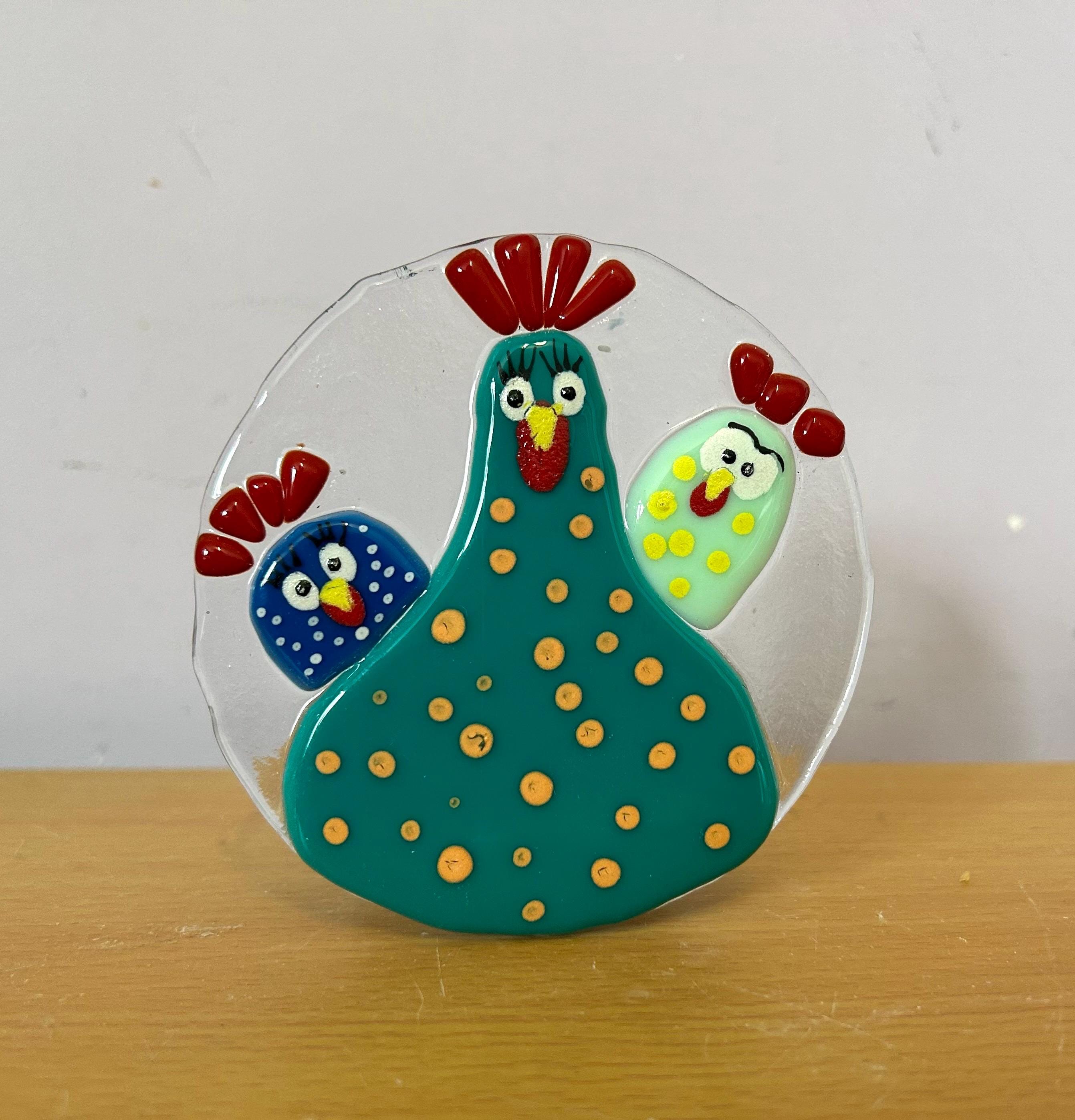 Fused glass tea light holder. Trio of chickens